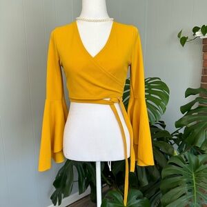 🛍️ very cute crop top. Excellent condition.